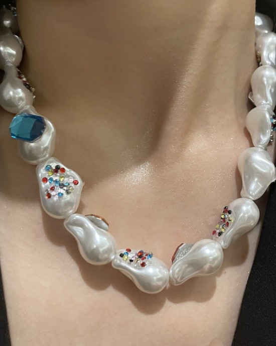 Antique Shaped Large Pearl Short Collarbone Chain