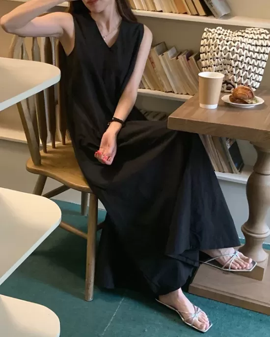 Solid Color Loose Sleeveless Round-neck Midi Dresses