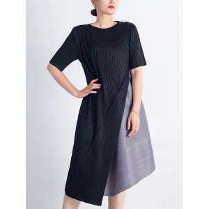 Loose Contrast Color Pleated Round-Neck Midi Dresses